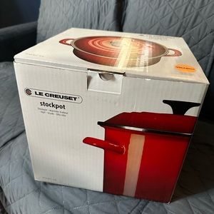Le Creuset 10 quart Stockpot in Volcanic